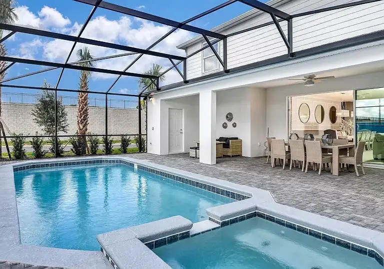 Piscina com spa e área de lazer coberta