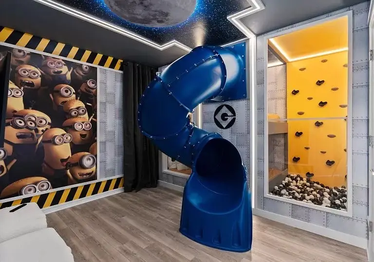 Quarto temático Minions com escorregador e parede de escalada